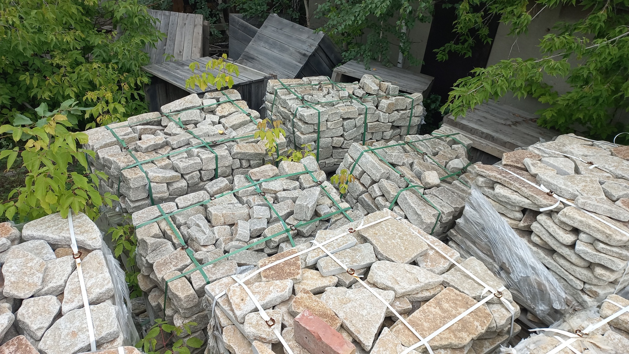 Плитняк галтованный гранитный для ландшафтного дизайна купить в Котельниках