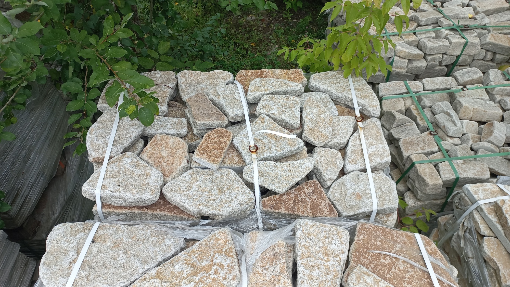 Плитняк галтованный гранитный для ландшафтного дизайна купить в Котельниках