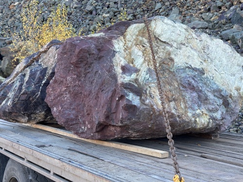 Огромные красно-фиолетовые валуны для ландшафтного дизайна весом более 5 тонн купить в Котельниках