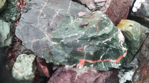 Гигантские зелёные валуны для ландшафтного дизайна весом более 5 тонн купить в Котельниках