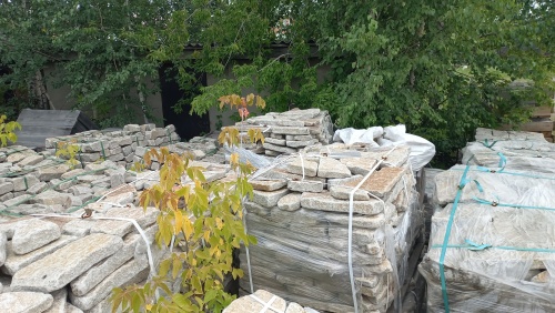 Плитняк галтованный гранитный для ландшафтного дизайна купить в Котельниках