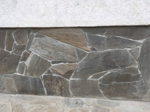 Плитняк златолит Уральский для цоколя, отмостки купить в Котельниках