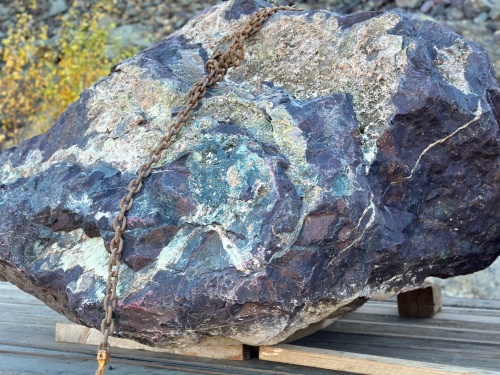 Огромные красно-фиолетовые валуны для ландшафтного дизайна весом более 5 тонн купить в Котельниках