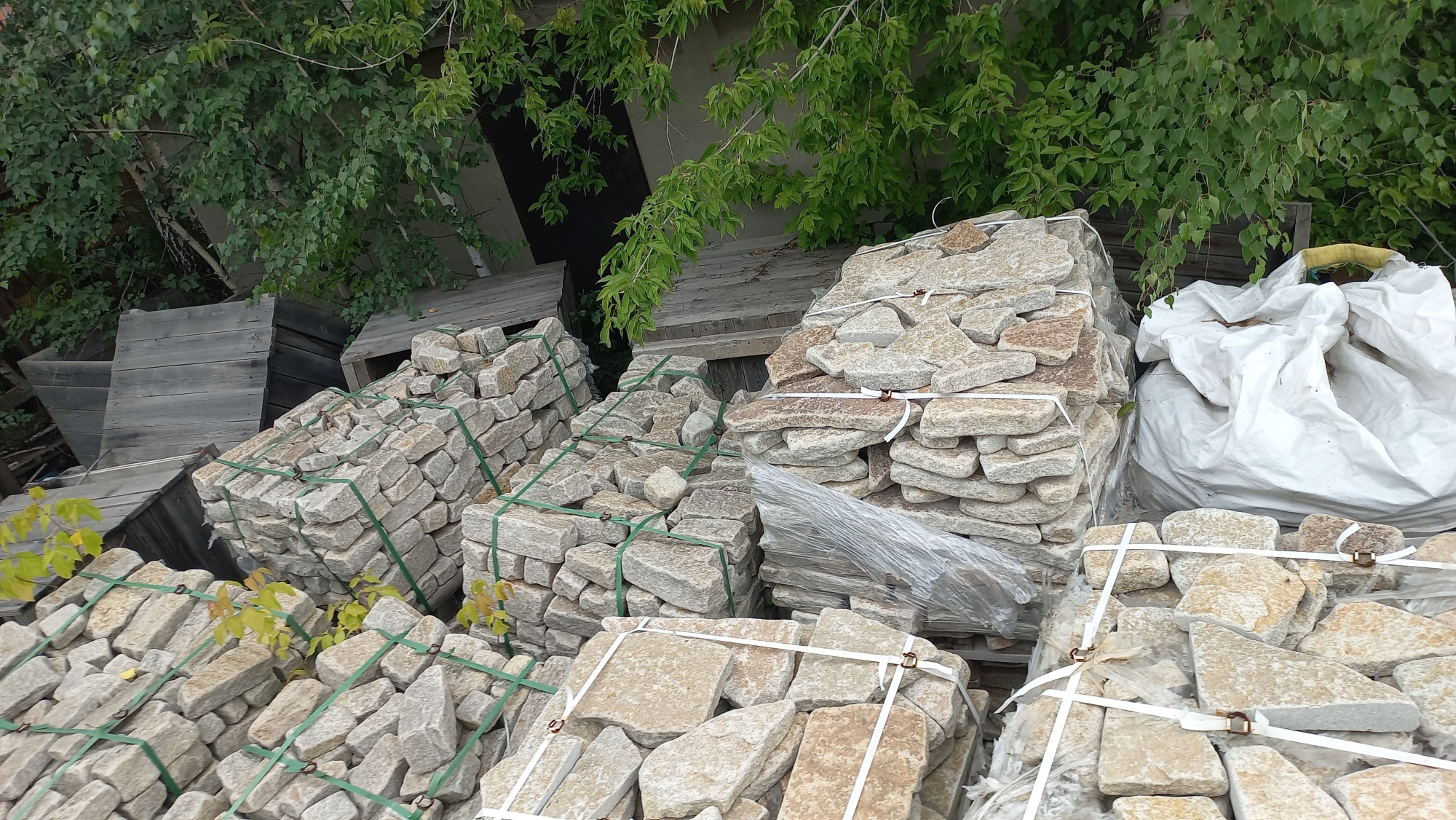 Плитняк гранитный галтованный купить в Котельниках