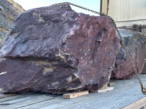 Огромные красно-фиолетовые валуны для ландшафтного дизайна весом более 5 тонн купить в Котельниках