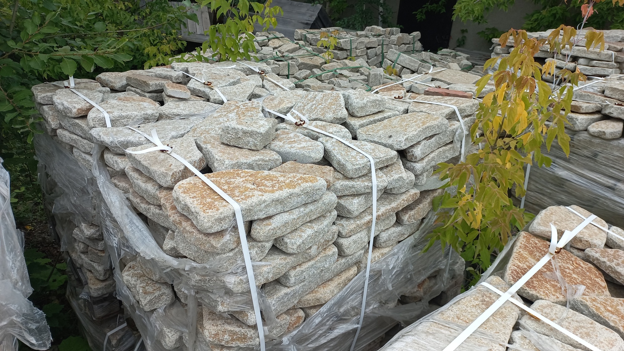 Плитняк галтованный гранитный для ландшафтного дизайна купить в Котельниках