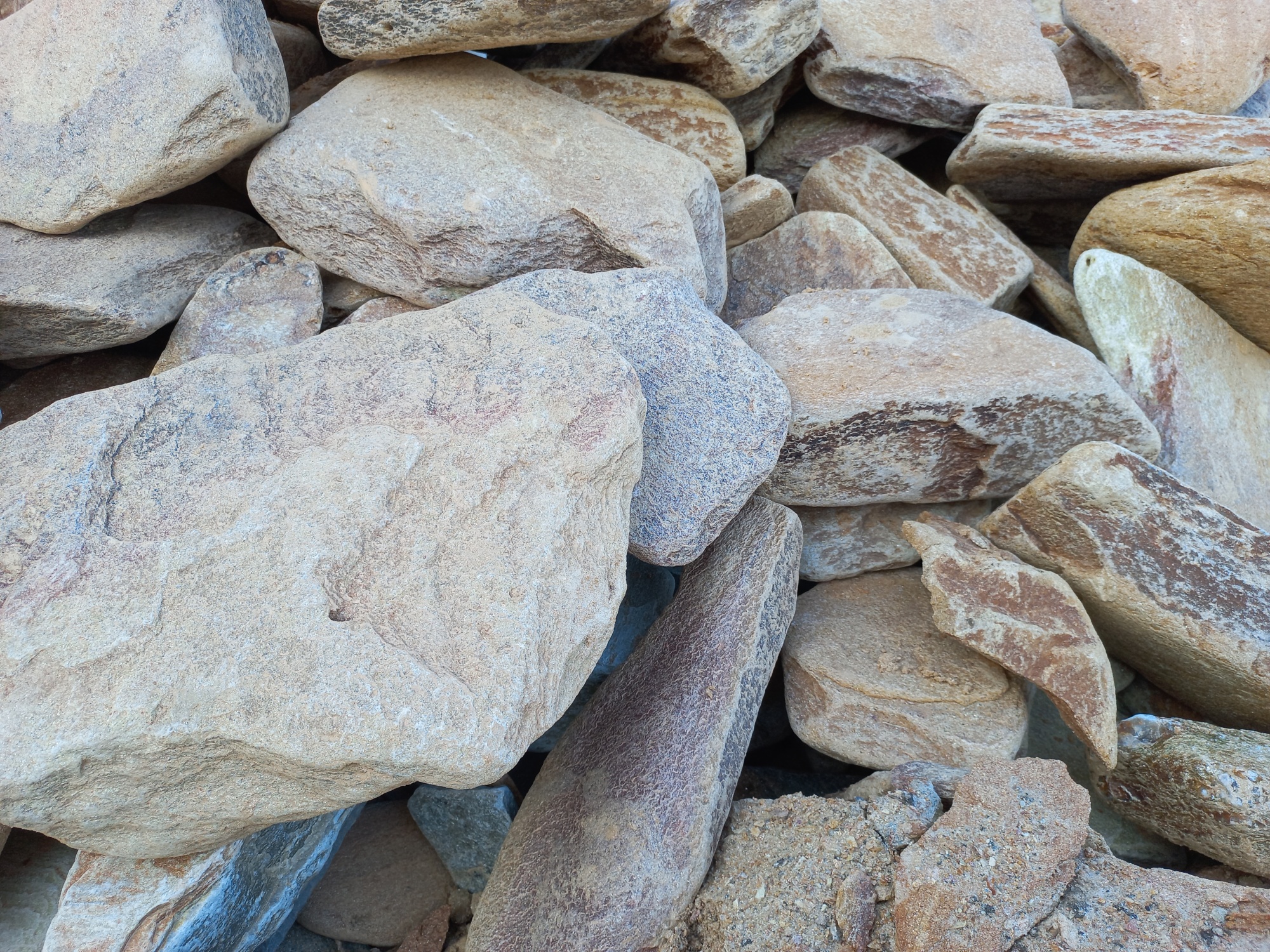 Златолит жёлтый, жёлто-зелёный глыбки и валуны для ланшафтного дизайна купить в Котельниках