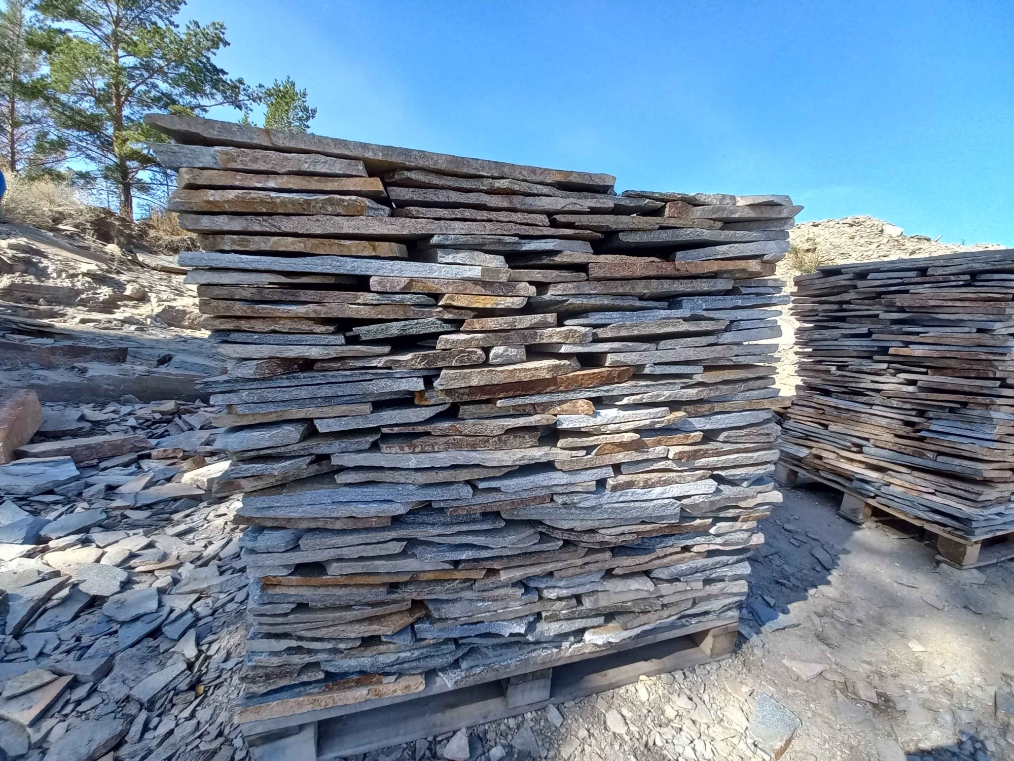 Плитняк златолит серебристый для фасада купить в Котельниках