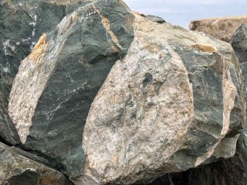 Гигантские зелёные валуны для ландшафтного дизайна весом более 5 тонн купить в Котельниках