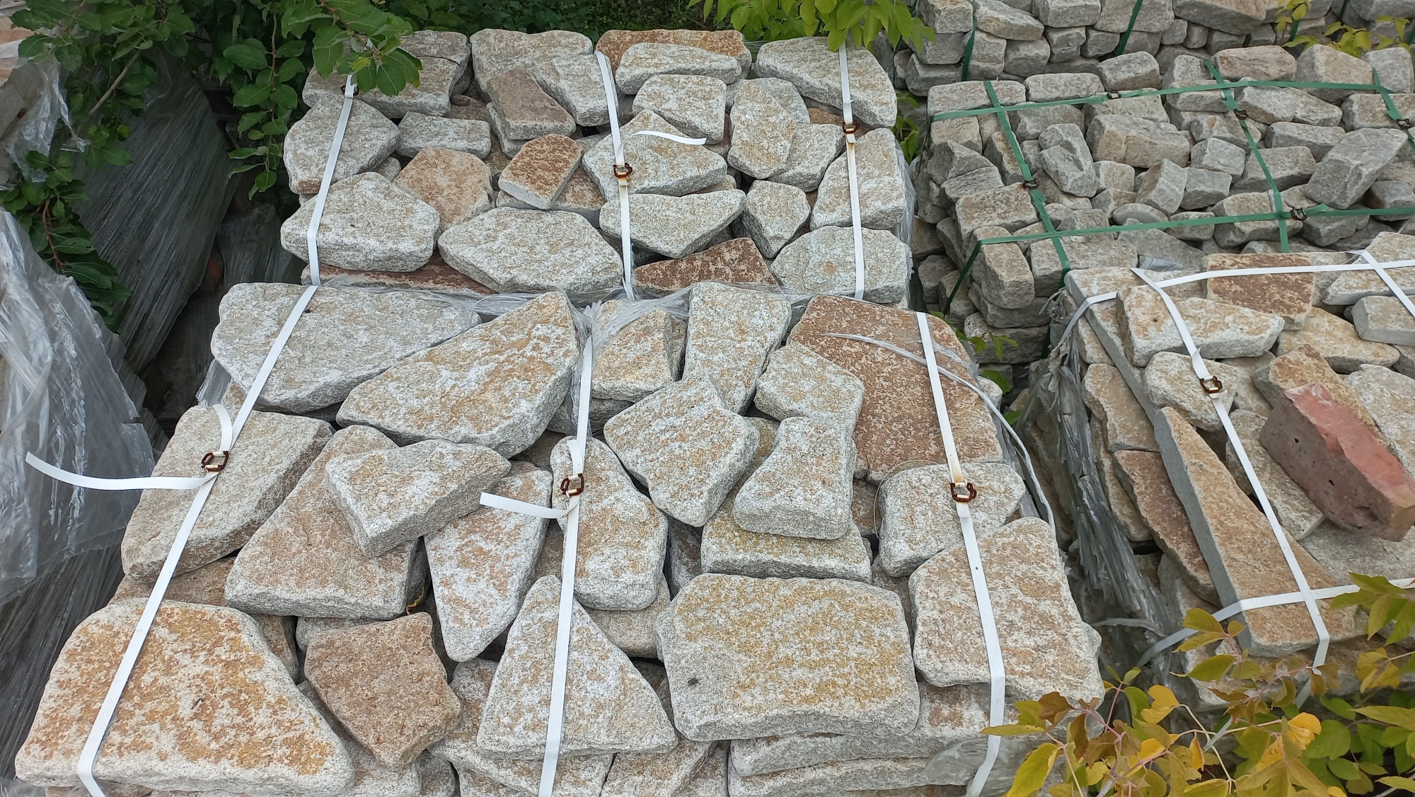 Гранитный плитняк галтованный для мощения купить в Котельниках