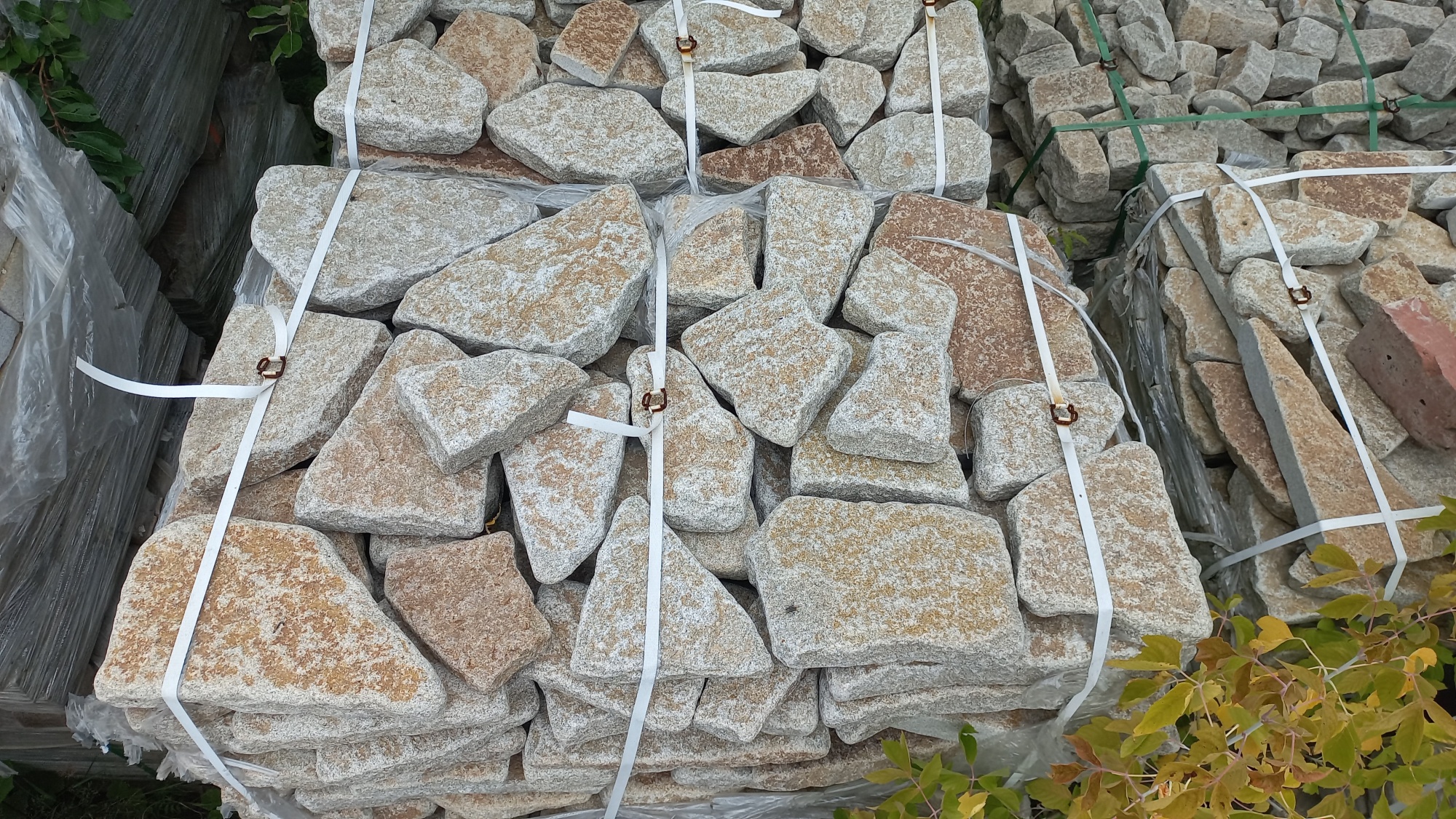 Плитняк галтованный гранитный для ландшафтного дизайна купить в Котельниках