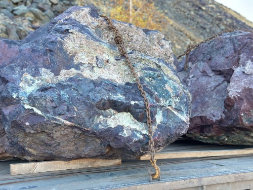 Огромные красно-фиолетовые валуны для ландшафтного дизайна весом более 5 тонн купить в Котельниках