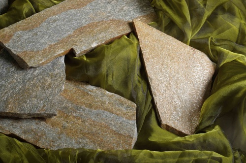 Плитняк златолит Уральский для цоколя, отмостки купить в Котельниках